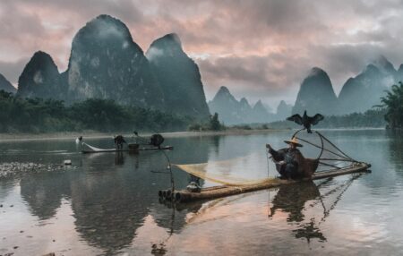 Het Taoïsme vormt de basis voor de beoefening van Taiji en Qi Gong. Het is een Chinese filosofische stroming gebaseerd op de geschriften uit de 