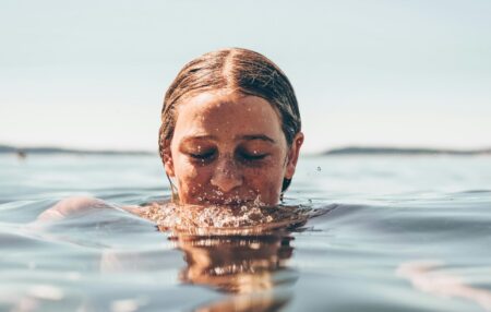 Het is warm. En toch verwachten we vaak van onszelf dat we hetzelfde blijven doen als op een gewone dag.Volgens de TCM vraagt de zomer juist om iets anders: afstemmen. Niet harder werken, maar slimmer omgaan met je energie.In het Taoïsme noemen ze dat Wu Wei: handelen zonder forceren.Misschien is dat de uitnodiging van warme dagen. Niet tegen de omstandigheden vechten, maar ermee meebewegen.Zoals water.