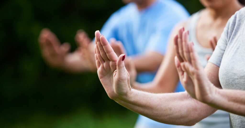 Dit verhaal is de persoonlijke ervaring van een deelnemer met post-covid (long covid) aan mijn Chi Neng Qi Gong-lessen. Ze schrijft het herstel en haar vooruitgang niet toe aan één enkele behandeling, maar aan een combinatie van professionele begeleiding, leefstijlveranderingen, doorzettingsvermogen én de dagelijkse beoefening van Chi Neng Qi Gong.